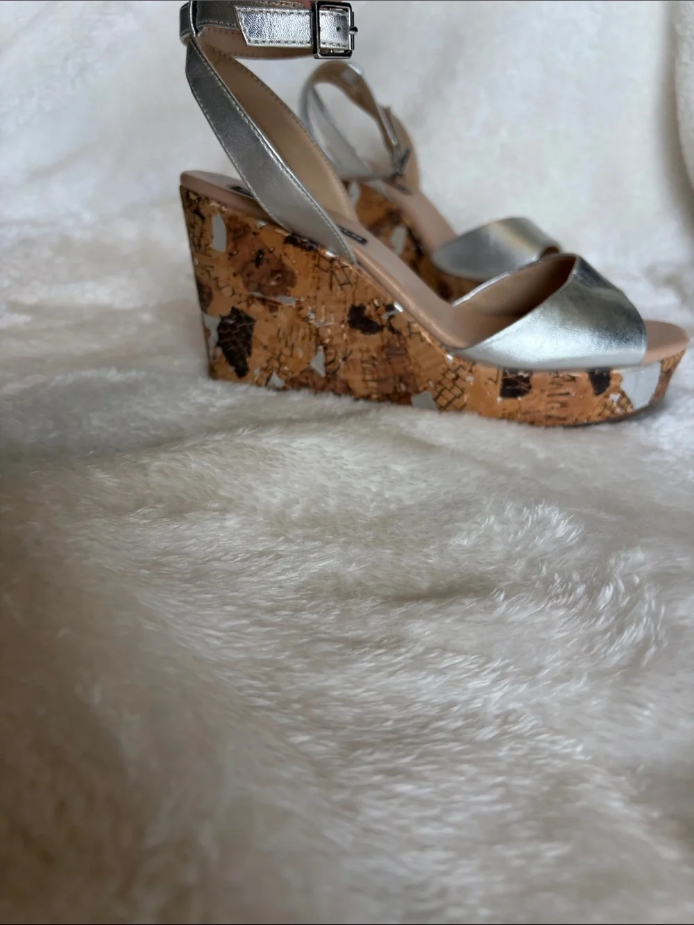 Karl Lagerfeld Carin Wedge Sandal In Silver Leather | Size 8M